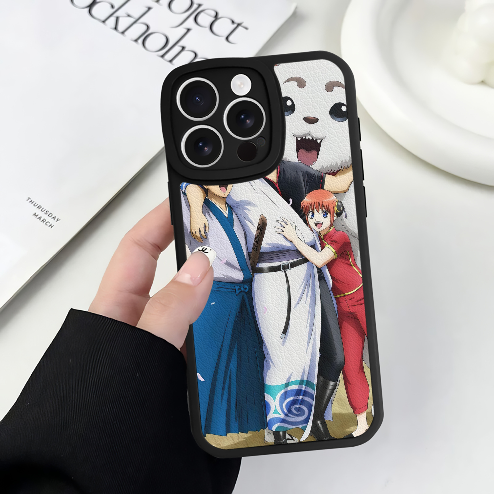 （画像用） ぎんたま 坂田銀時（さかたぎんとき） 神楽 志村新八（しむら しんぱち） GINTAMA Sakata Gintoki Kagura Shimura Shinpachi 【iPhone 16シリーズ対応】シリコンスマホケース（レザー調） 材質：シリコン
